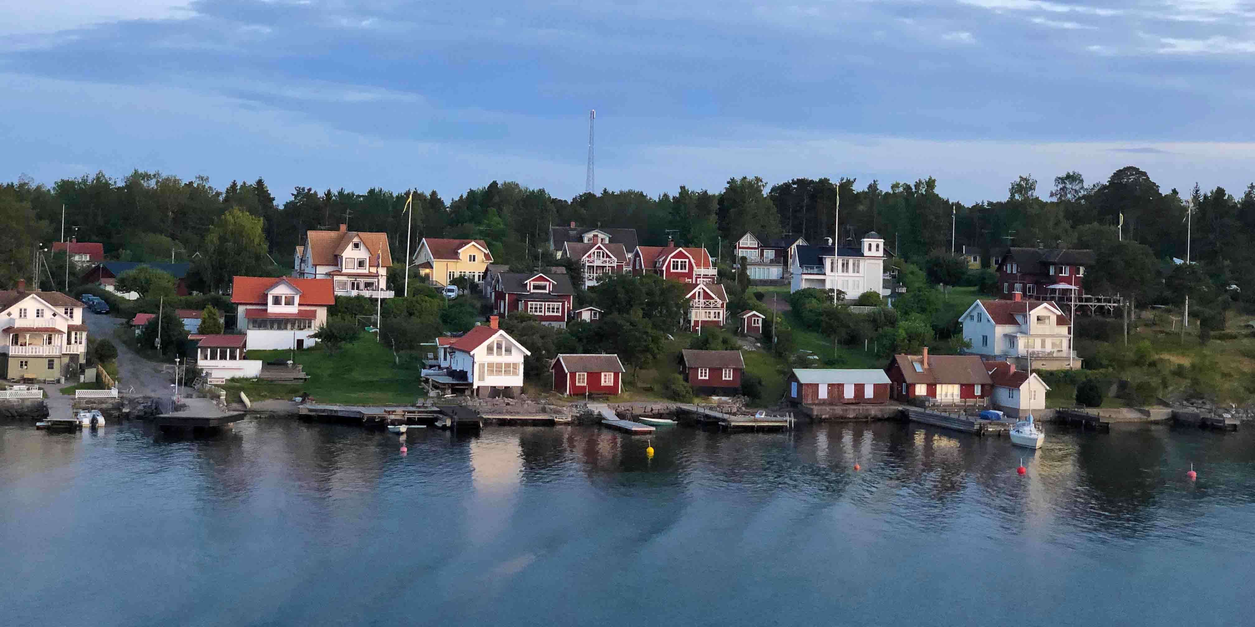 Skärgård med fina hus och bryggor