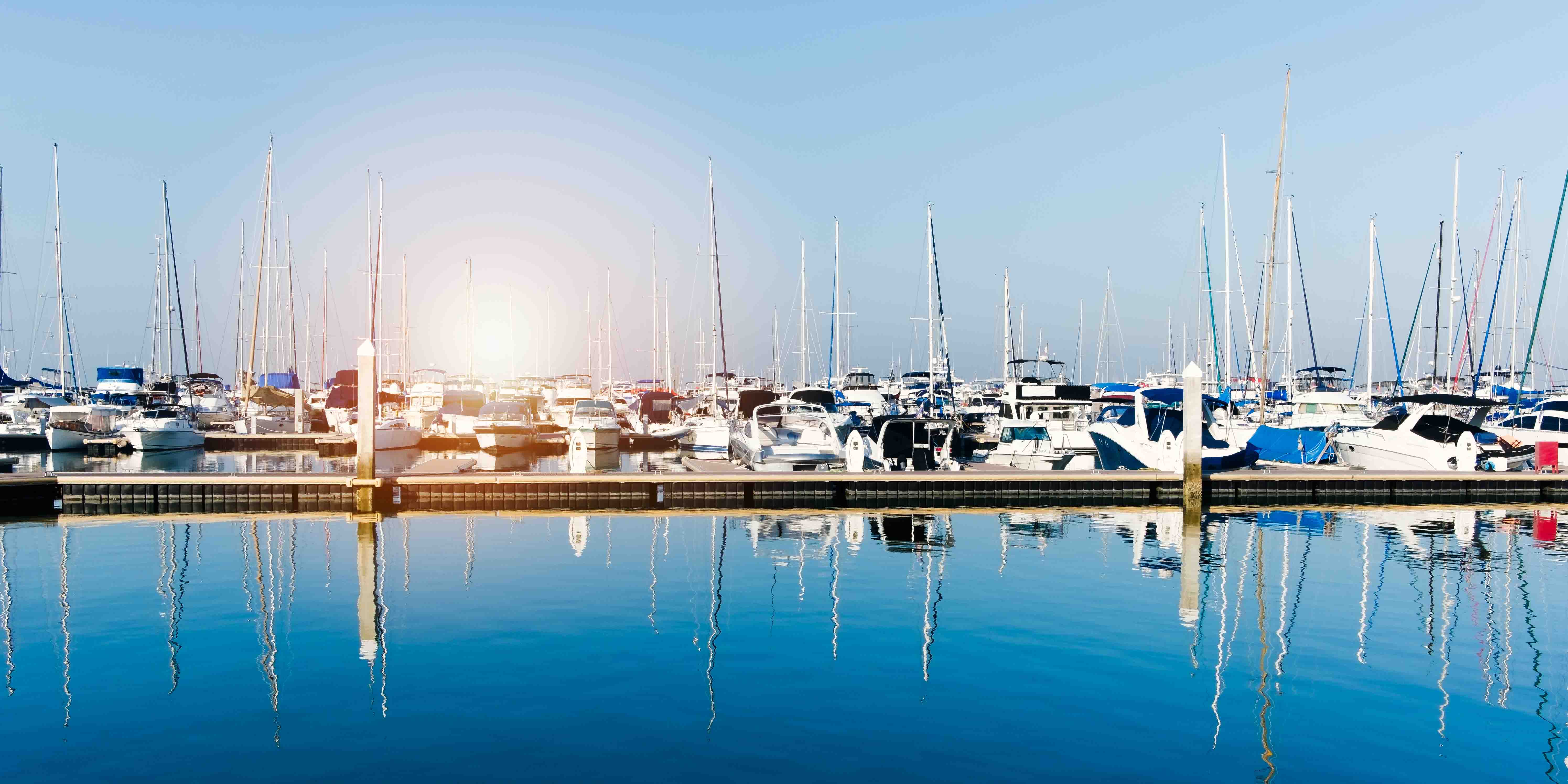 En båthamn i soluppgång