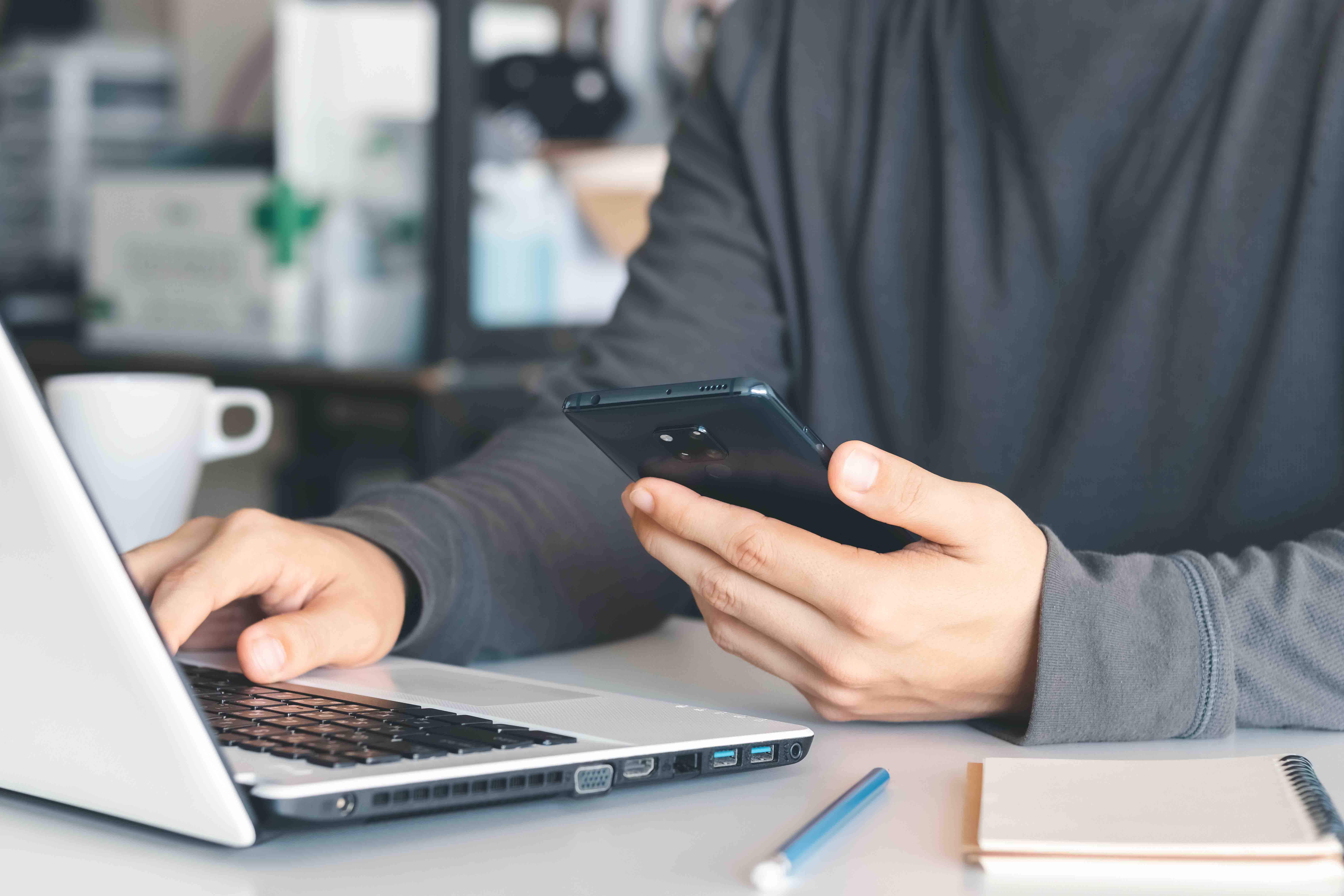 Loggar in på mina sidor med telefon och dator