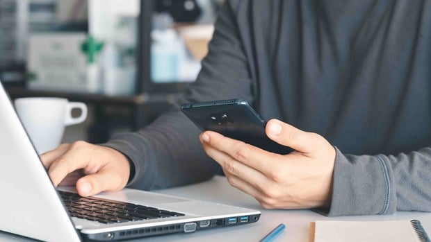 Loggar in på mina sidor med telefon och dator