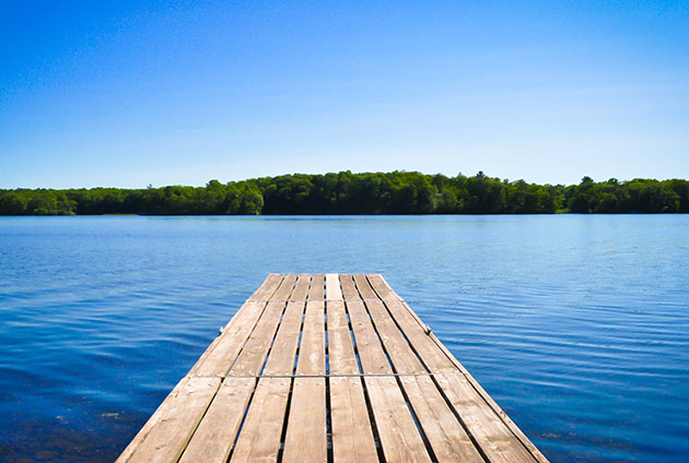 Lång brygga som ligger i sjön