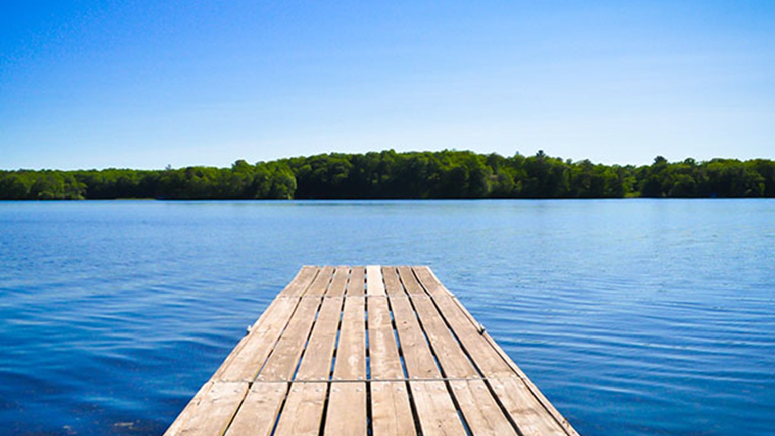 Lång brygga som ligger i sjön