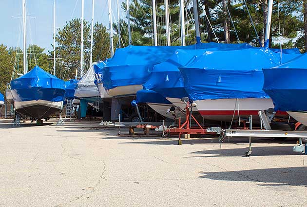 Båtar som ligger förvarade på land