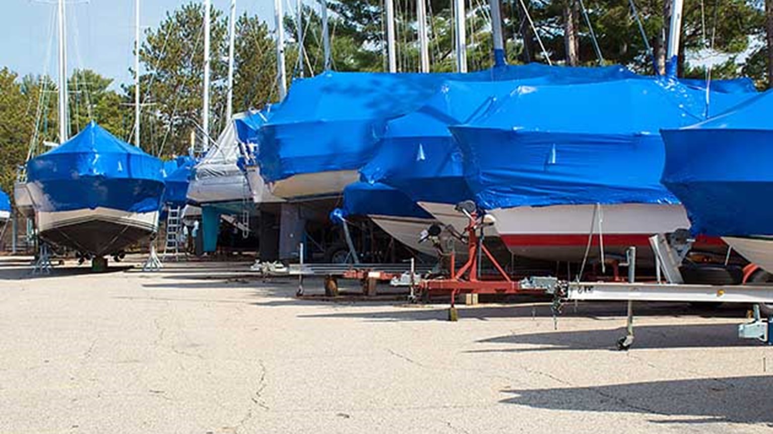 Båtar som ligger förvarade på land