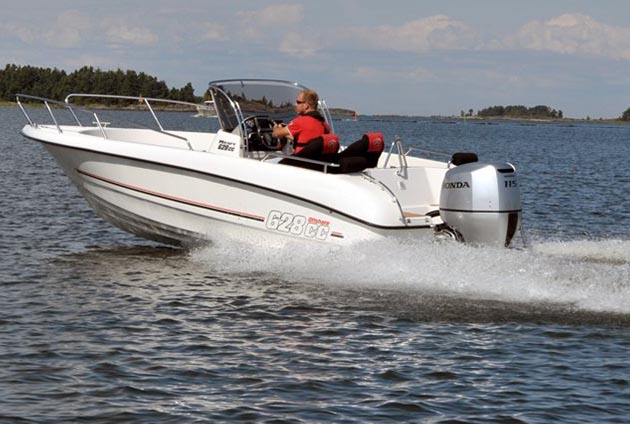 Båt med Hondamotor som åker på vatten