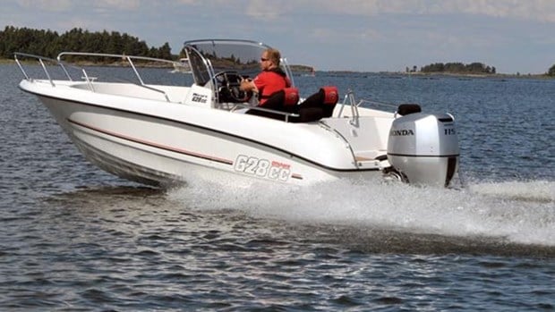 Båt med Hondamotor som åker på vatten