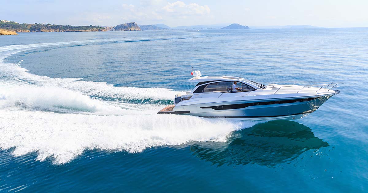 Motorbåt som åker på vattnets vågor