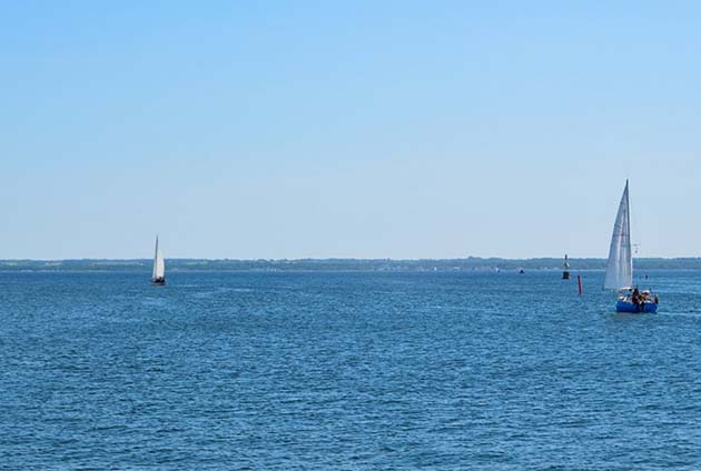 Segelbåtar som åker på vattnet