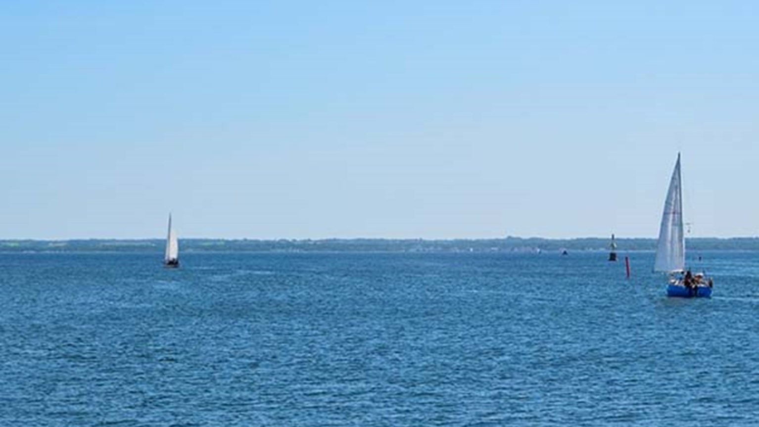 Segelbåtar som åker på vattnet