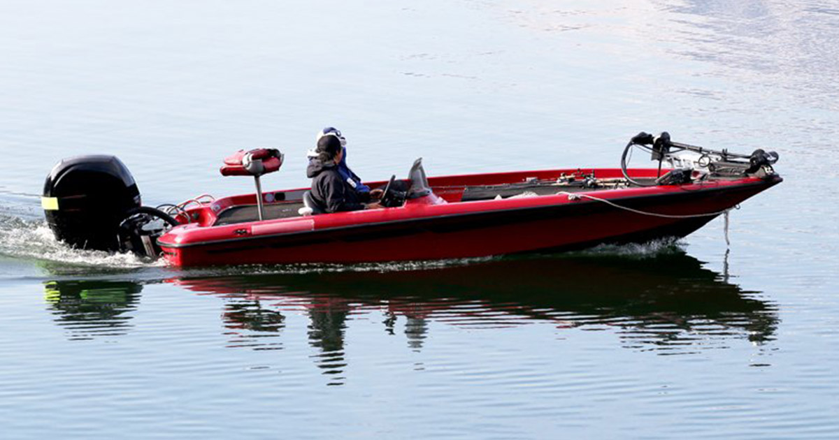 Människor som sitter i sportbåt