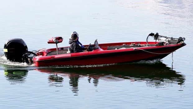 Människor som sitter i sportbåt