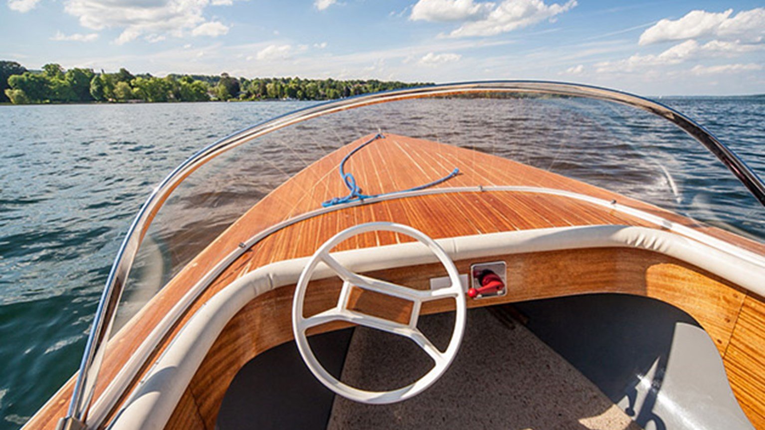 Fritidsbåt i trämaterial