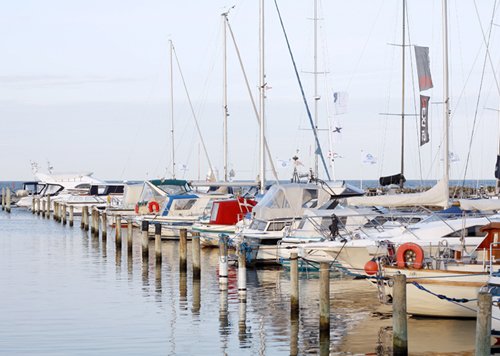 Många båtar vid brygga