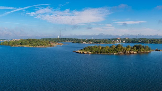 Gröna öar på blått vatten